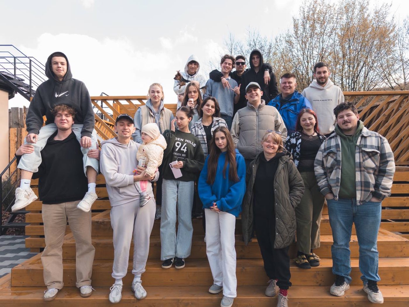 Молодь One Way на деревʼяних сходах під час виїзду
